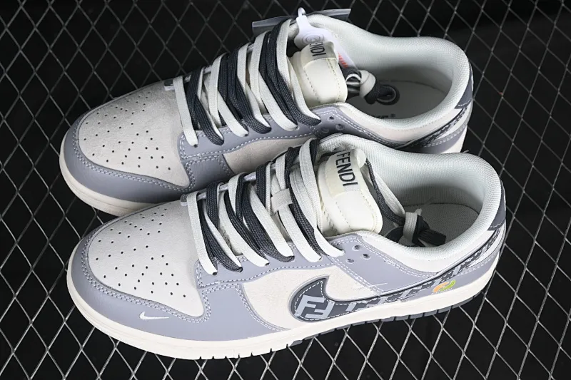 All categories Nk SB Dunk Series Nk SB Dunk Low High-end customized low-top sneakers Nk SB Dunk Low Fendi co-branded Gray white and gray hook Anniversary high-end customized low-top casual sneakers DM6868-021
